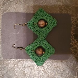THANDMADE EARRINGS EMERALD GREEN DIAMOND KNITTED WITH A BEAD IN MIDDLE